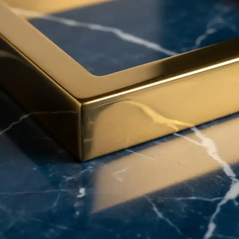 Khung ảnh nhựa Composite với hoa văn trang trí cầu kỳ và sang trọng