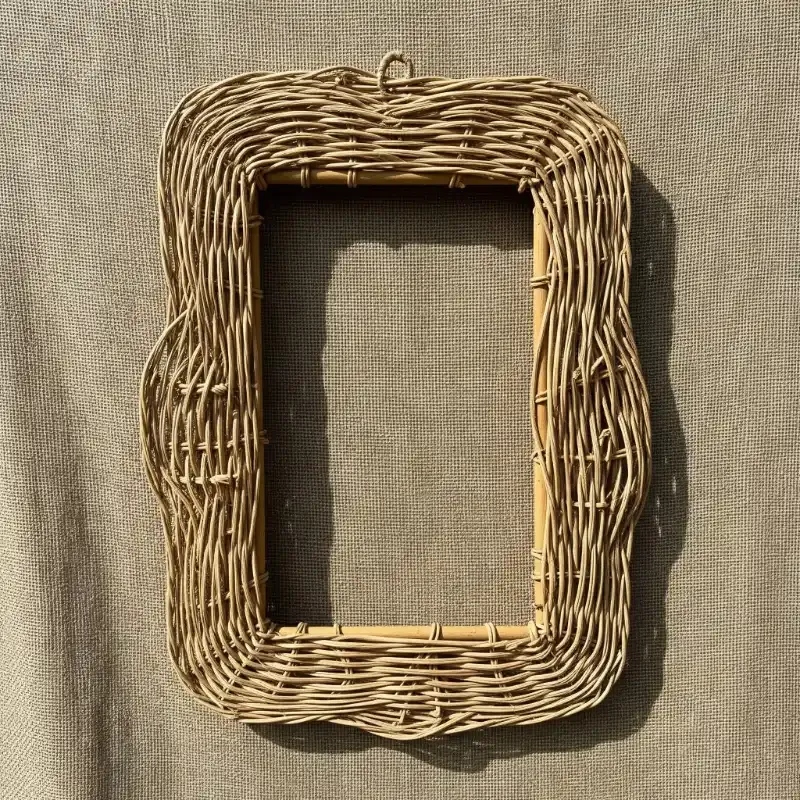 Khung gỗ trơn thiết kế tối giản phù hợp với phong cách nội thất Bắc Âu