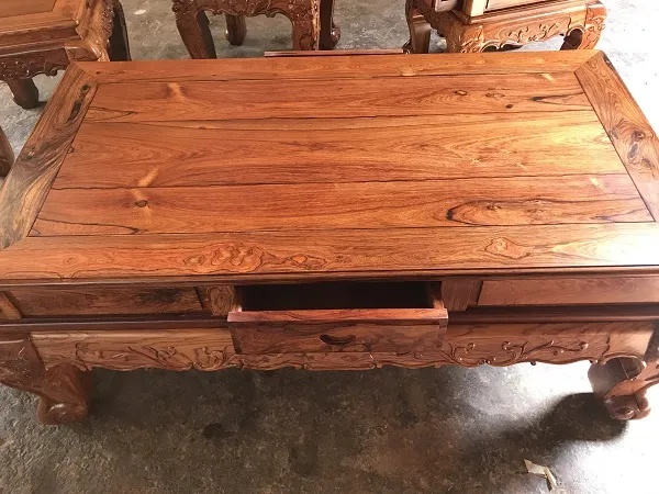 Bàn trà trung tâm trong bộ bàn ghế tay 12 gỗ cẩm lai
