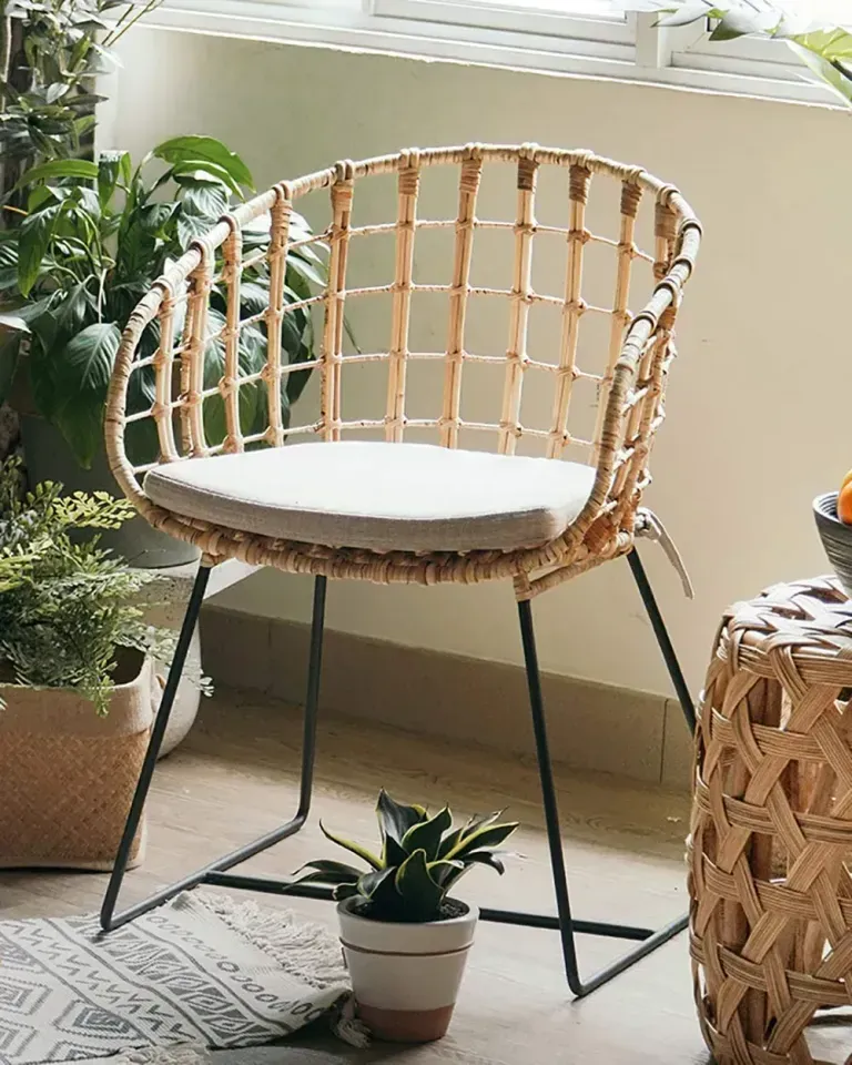 Mẫu ghế ăn có sự kết hợp của mây tre và chân sắt với thiết kế cực độc đáo