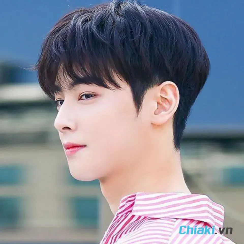 Kiểu tóc layer nam uốn nhẹ tạo độ bồng bềnh tự nhiên và thanh lịch