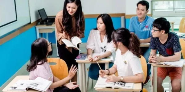 Hình ảnh một lớp học tiếng Anh được trang bị đầy đủ cơ sở vật chất, bao gồm bàn ghế và các công cụ hỗ trợ giảng dạy