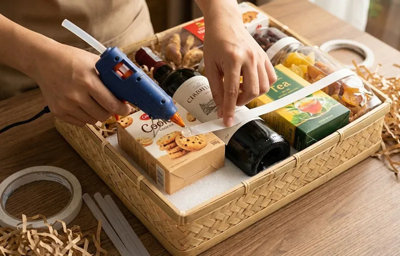 Cố định sản phẩm bằng keo hoặc băng dính giúp giỏ quà vững vàng, không xô lệch khi di chuyển