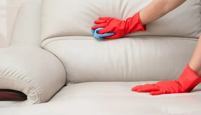 Lau khăn ẩm là cách vệ sinh sofa da đơn giản