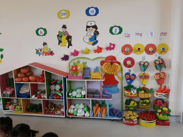 Siêu thị mini với đồ chơi tự làm từ vật liệu tái chế