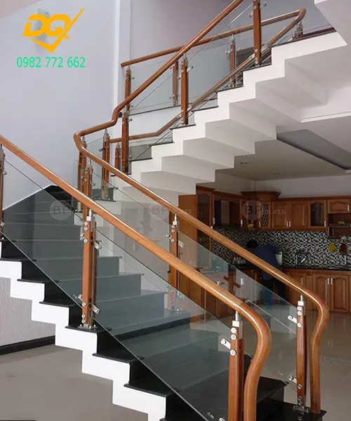 Mẫu cầu thang kính kết hợp tay vịn gỗ thi công tại Hòa Bình
