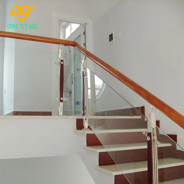 Lan can kính cầu thang mang lại vẻ đẹp thanh thoát cho ngôi nhà phố