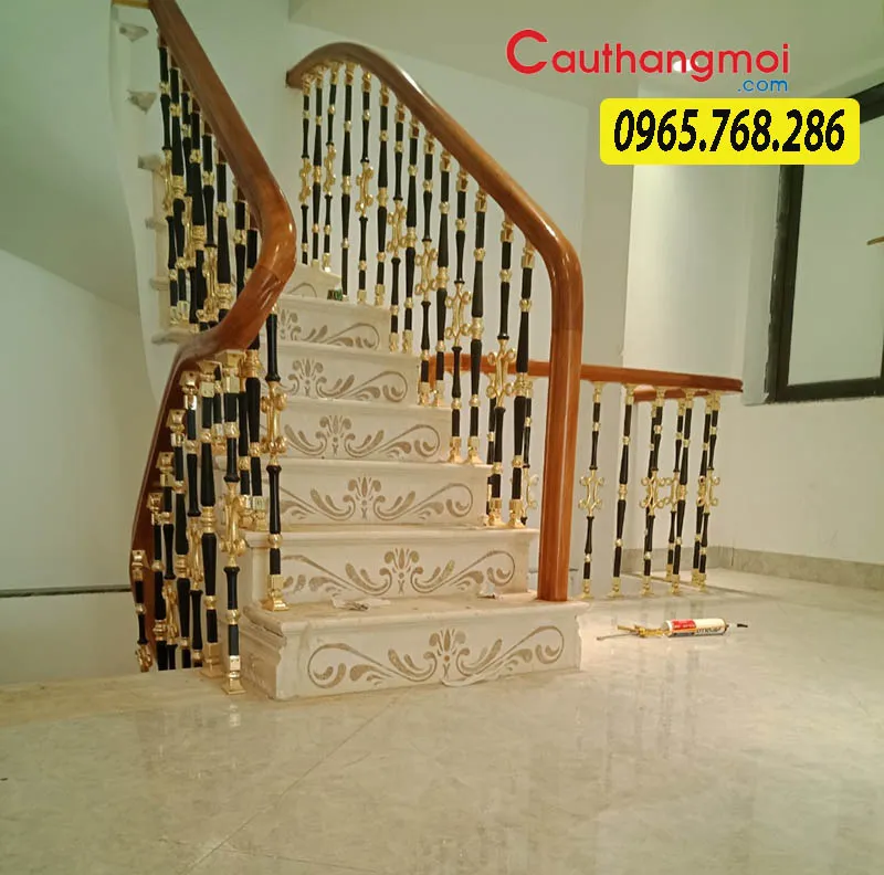 Mẫu thiết kế lan can cầu thang với sắt hoa nghệ thuật kết hợp tay vịn gỗ ấn tượng