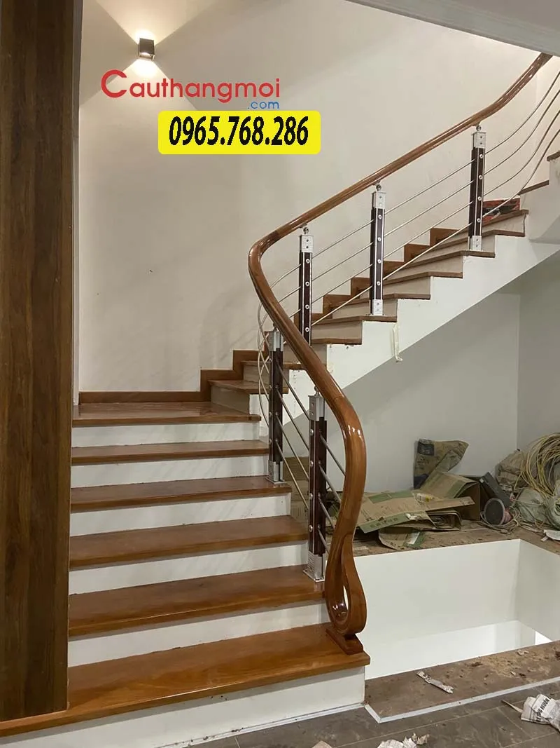 Thiết kế lan can cầu thang gỗ đơn giản, nhẹ nhàng nhưng rất thẩm mỹ