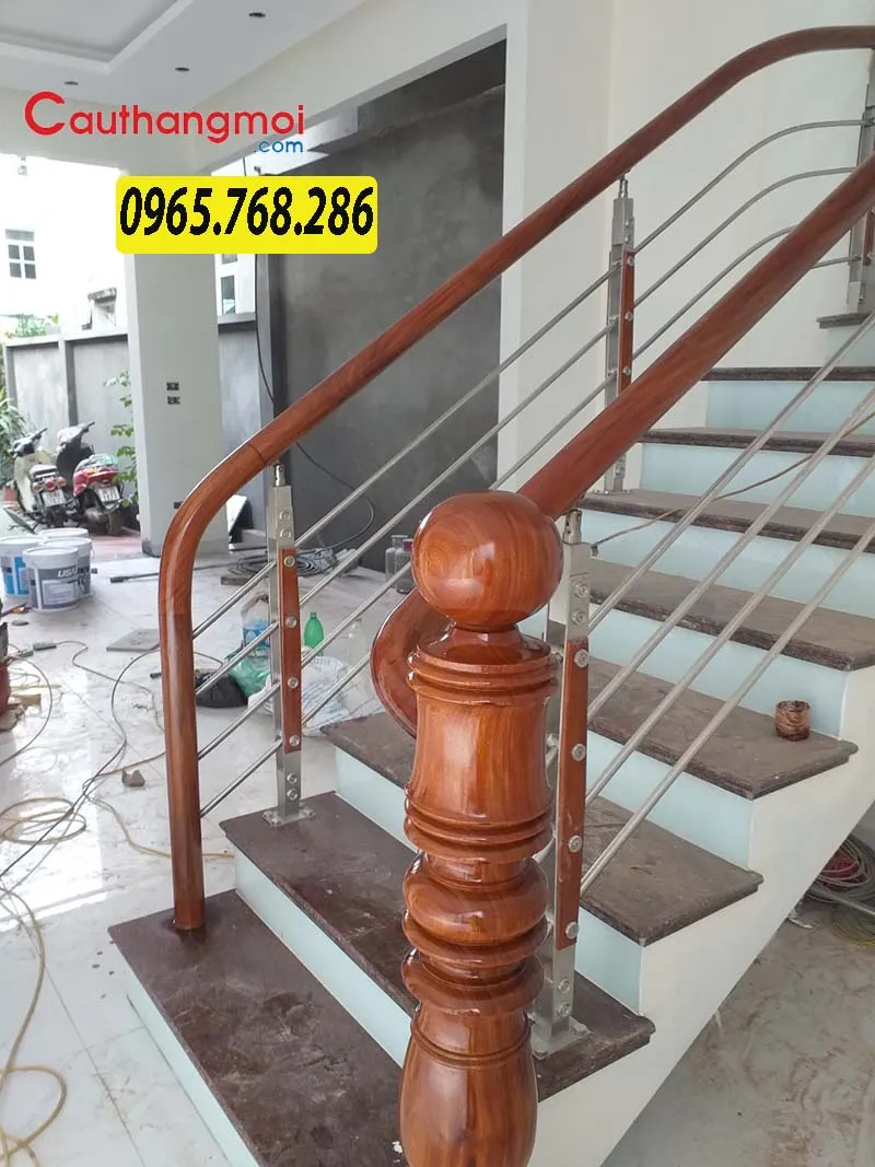 Thiết kế lan can với inox suốt 304 kết hợp tay vịn gỗ sang trọng