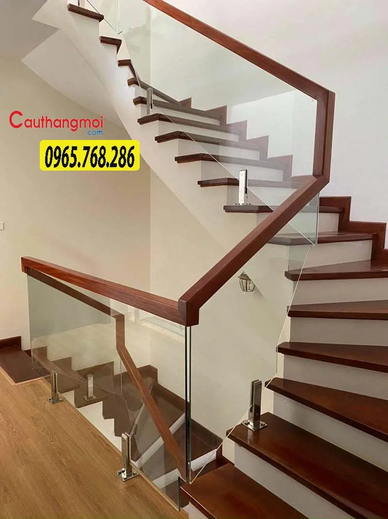 Cầu thang gỗ, lan can kính kết hợp tay vịn gỗ thiết kế vuông đơn giản, mạnh mẽ