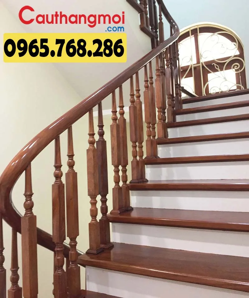 Mẫu thiết kế lan can cầu thang gỗ với kiểu dáng tròn nhẹ nhàng, kết hợp con tiện kép