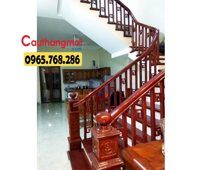 Mẫu cầu thang thiết kế với trụ vuông gọn gàng, hoa văn nổi bật, thu hút