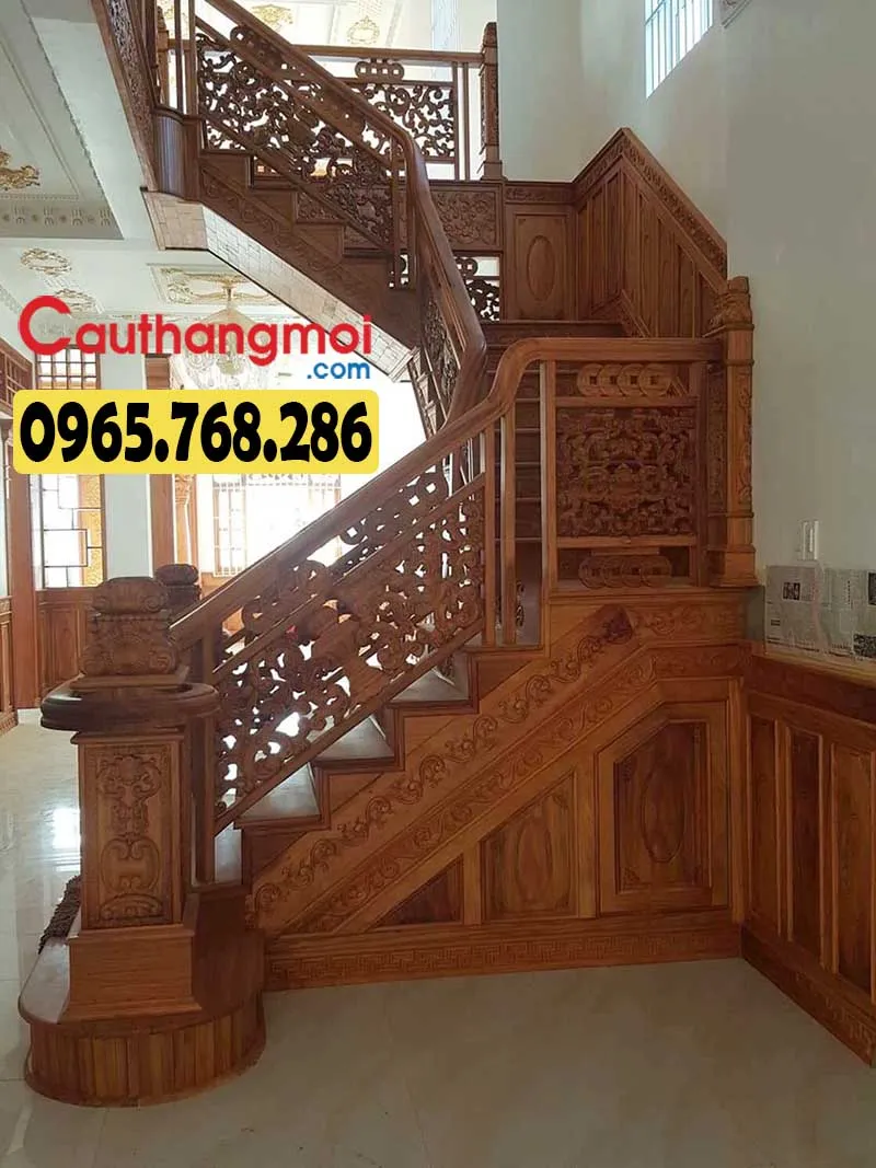 Mẫu cầu thang gỗ với lan can thiết kế vuông sang trọng, hiện đại, thu hút sự quan tâm của mọi người