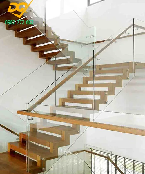 Hệ thống pad đơn giúp cầu thang kính trông thanh lịch và tối giản hơn