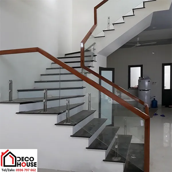 Alt: Báo giá cầu thang kính tay vịn gỗ thực tế tại công trình hiện đại