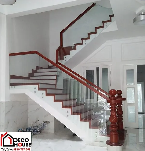Alt: Lắp đặt cầu thang kính tay vịn gỗ vuông tại khu vực Hà Nội