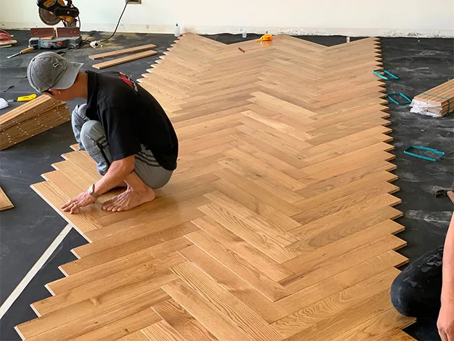 Sàn gỗ tự nhiên xương cá phong cách Indochine