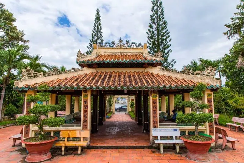 Chi tiết điêu khắc đá tại Lăng Mạc Cửu thể hiện sự ảnh hưởng của kiến trúc truyền thống người Hoa ở Tây Nam Bộ