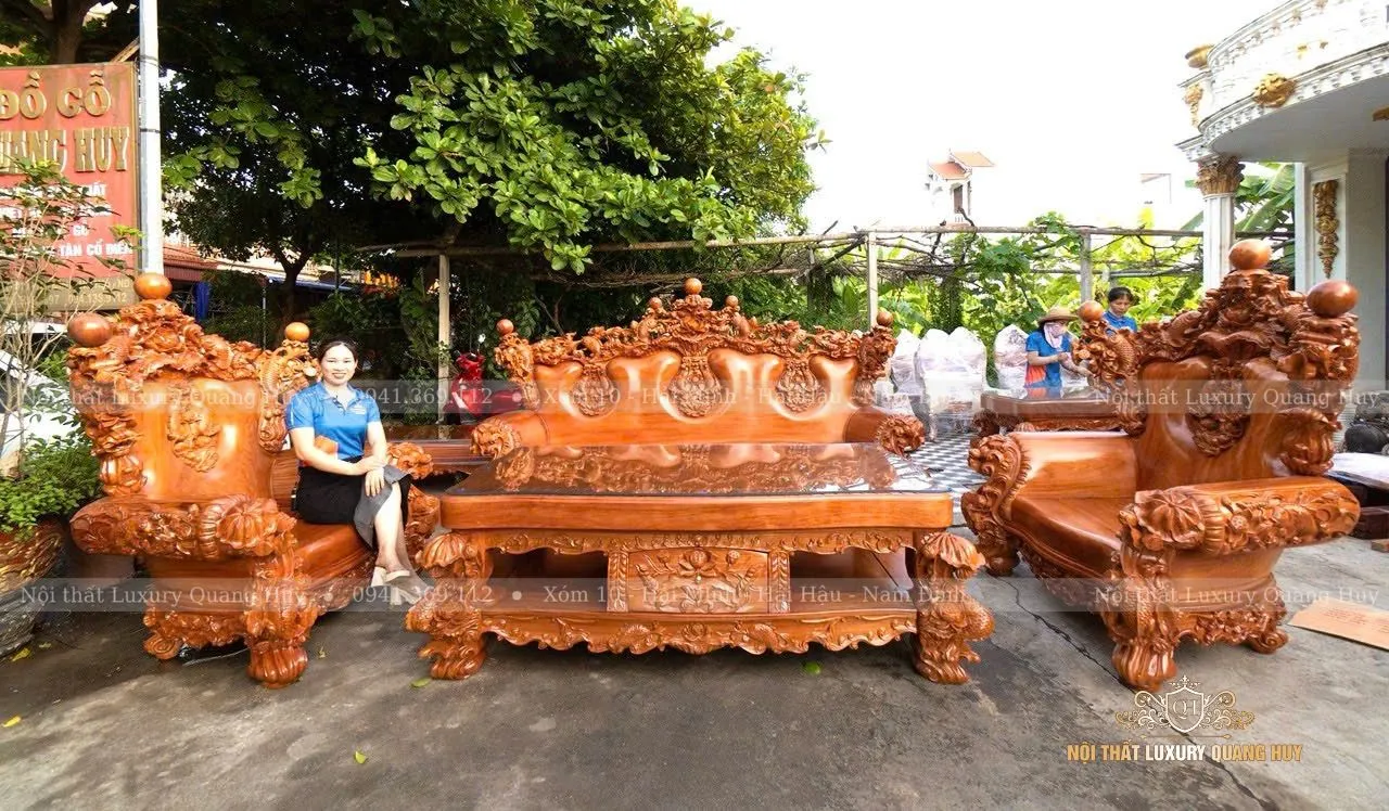 Họa tiết cá chép vượt long môn trên bộ bàn ghế gỗ đẹp nhất hiện nay được chạm khắc vân nổi