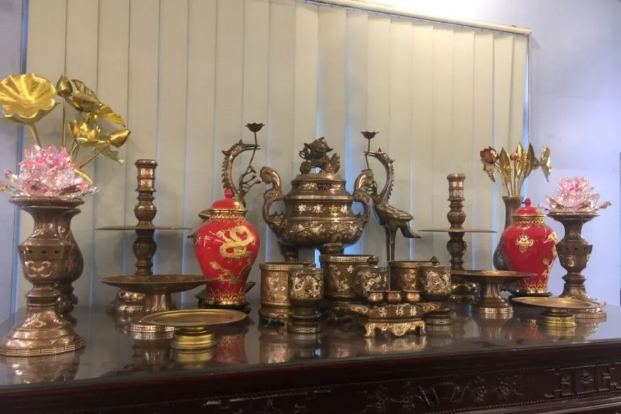 Lư hương trên bàn thờ