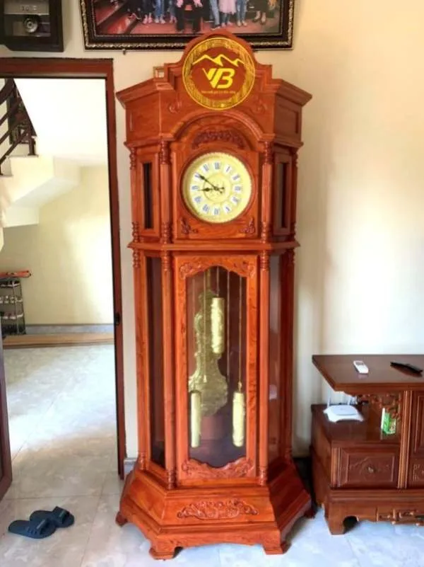 Đồng hồ treo tường Lục Lăng gỗ hương đá, minh họa sự cân đối trong thiết kế