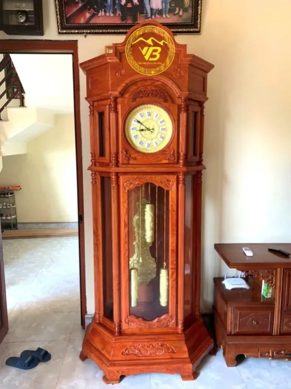 Mẫu đồng hồ Lục Lăng máy chạy bằng gỗ hương đá chạm khắc tinh xảo