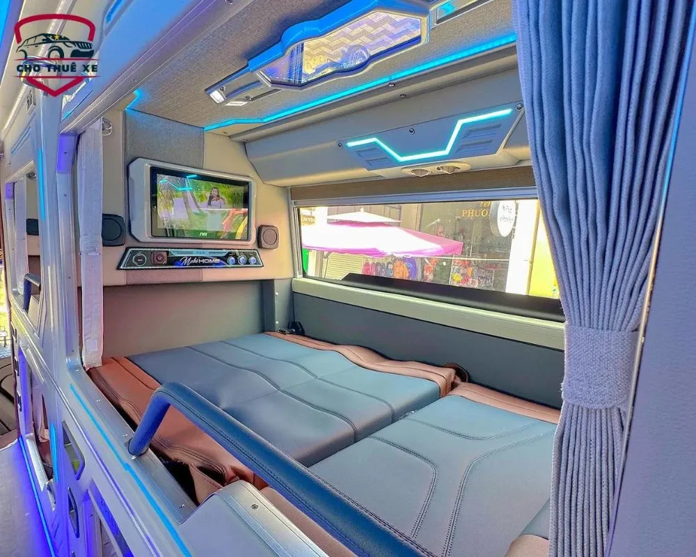 Màn hình giải trí, ổ cắm sạc điện thoại và tai nghe