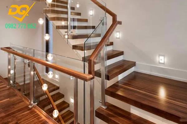Bậc cầu thang gỗ công nghiệp kết hợp lan can kính cho vẻ đẹp hiện đại