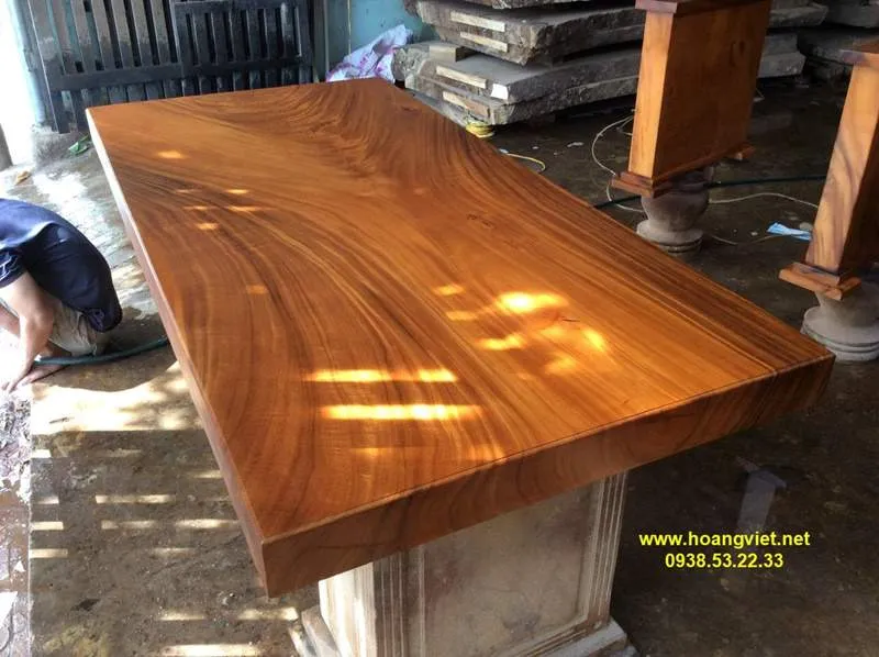 Mặt bàn gỗ me tây nguyên khối sơn màu gõ đỏ