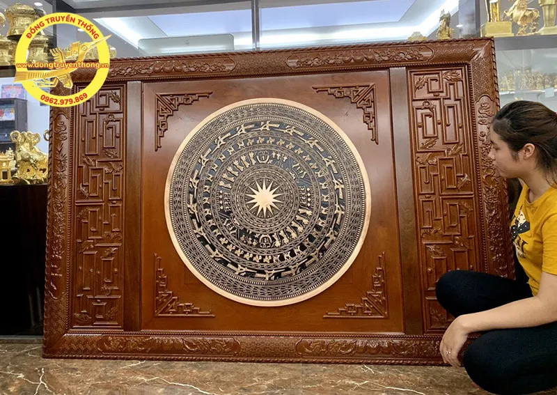 Mặt trống đồng làm quà tặng