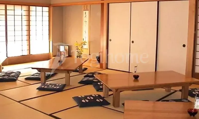 Bàn ăn ngồi bệt kiểu Nhật đơn giản, hình chữ nhật với đệm ngồi rời, tiết kiệm diện tích