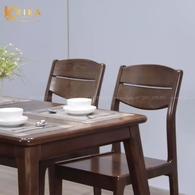 Ghế ăn gỗ Sồi có lưng tựa cong nhẹ, tạo cảm giác thoải mái