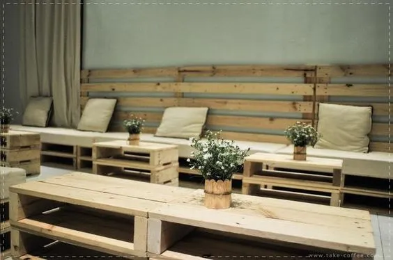 Sofa dài bằng gỗ thông pallet lý tưởng cho quán cafe và trà sữa