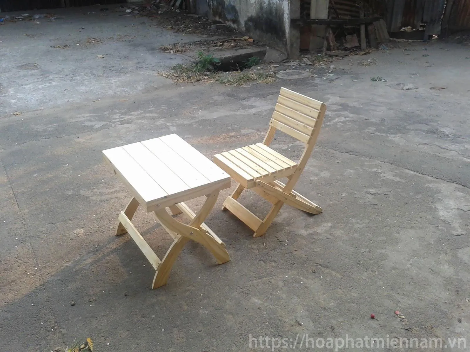 Bộ bàn ghế gỗ thông gấp xếp tiện lợi, tiết kiệm không gian