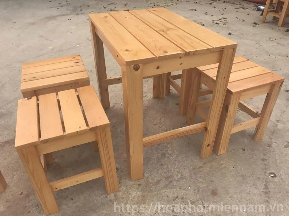 Mẫu bàn ghế đôn gỗ thông pallet không tựa lưng đơn giản và nhỏ gọn