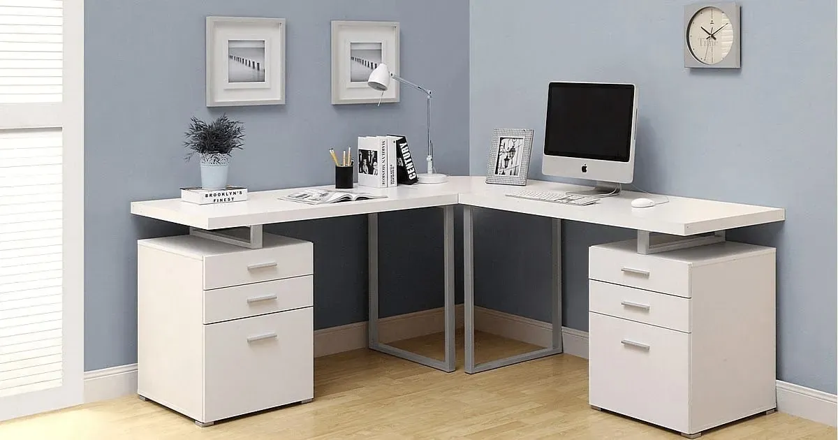 Bàn học gỗ có thiết kế chỗ để laptop và hệ thống đi dây gọn gàng