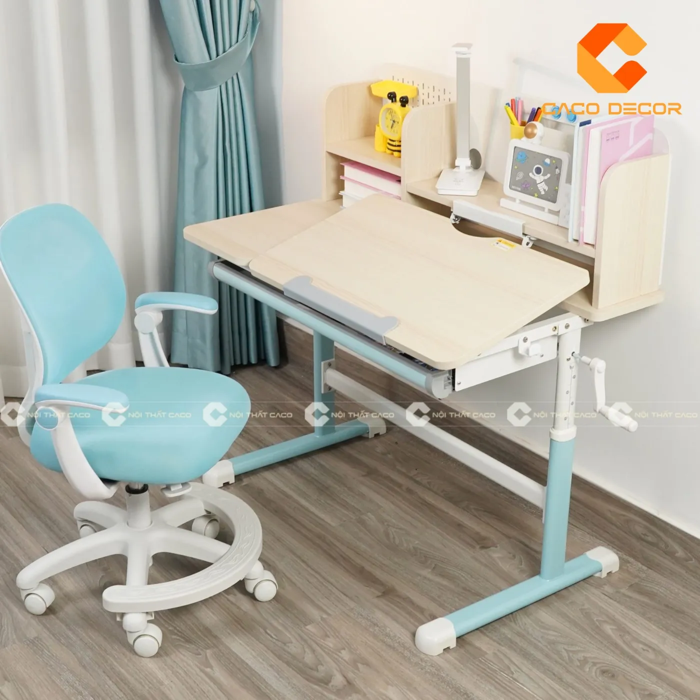 Sản phẩm bàn học sinh bằng gỗ nâng hạ giúp học sinh hạn chế tình trạng gù lưng cho bé
