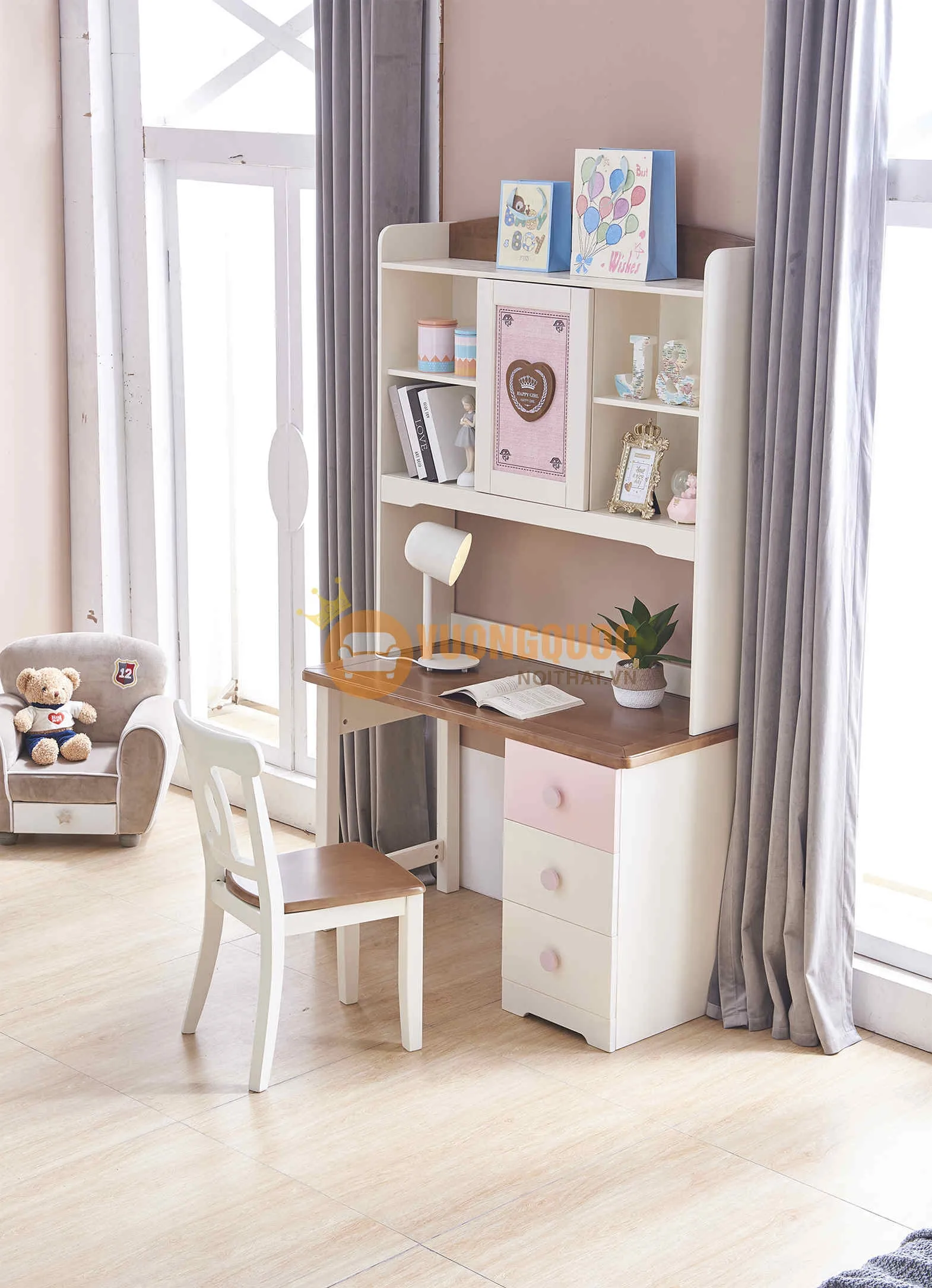 Mẫu bàn học sinh có giá sách bằng gỗ cho bé gái xinh xắn với tông màu hồng chủ đạo