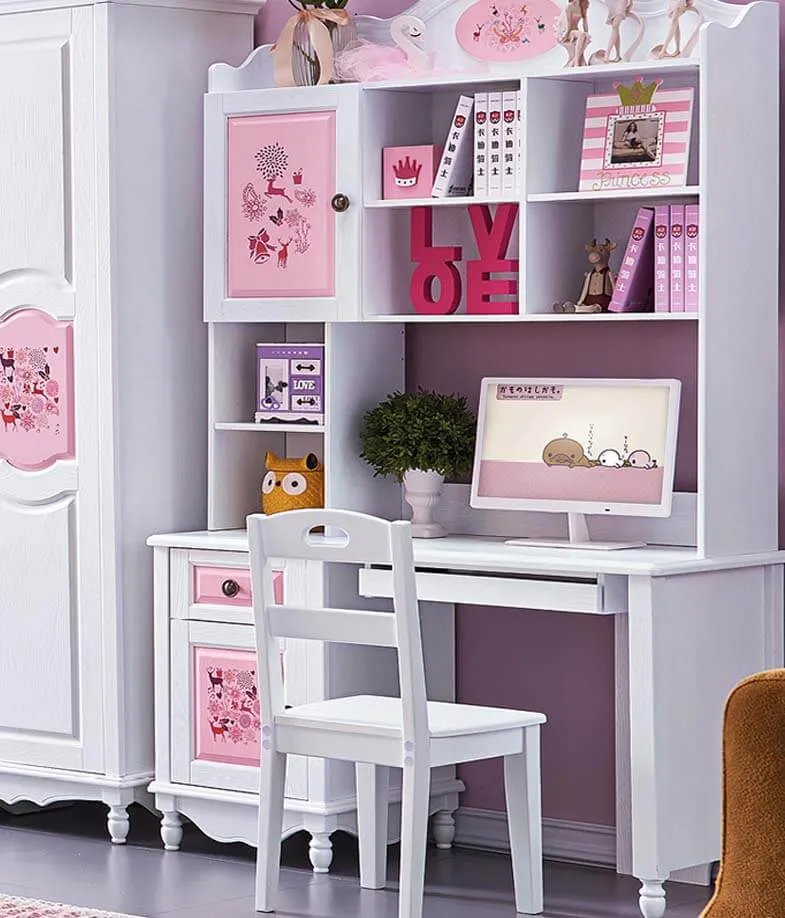Mẫu bàn học sinh có giá sách bằng gỗ màu hồng nữ tính, phù hợp với phòng công chúa