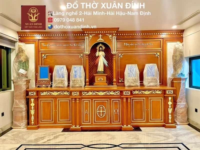 Mẫu bàn thờ Công giáo hiện đại thiết kế trang trọng cho gia đình