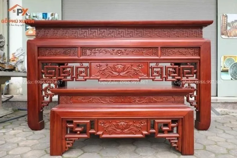 Mẫu bàn thờ đứng tiết chế hoa văn tạo điểm nhấn trang nghiêm cho phòng thờ