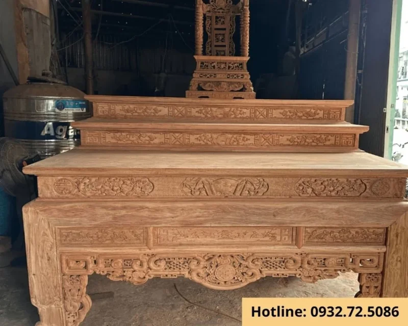 Mẫu bàn thờ tam cấp gỗ gụ trang nghiêm cho gian thờ gia đình