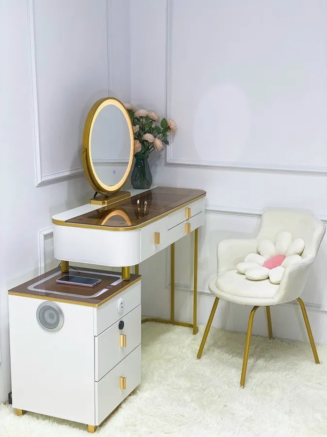 Ghế vỏ sò và chi tiết chân bàn trang điểm bằng gỗ