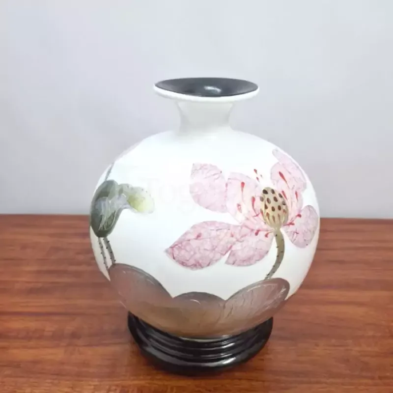 Bình gốm sơn mài khảm sen thể hiện nghệ thuật Việt Nam