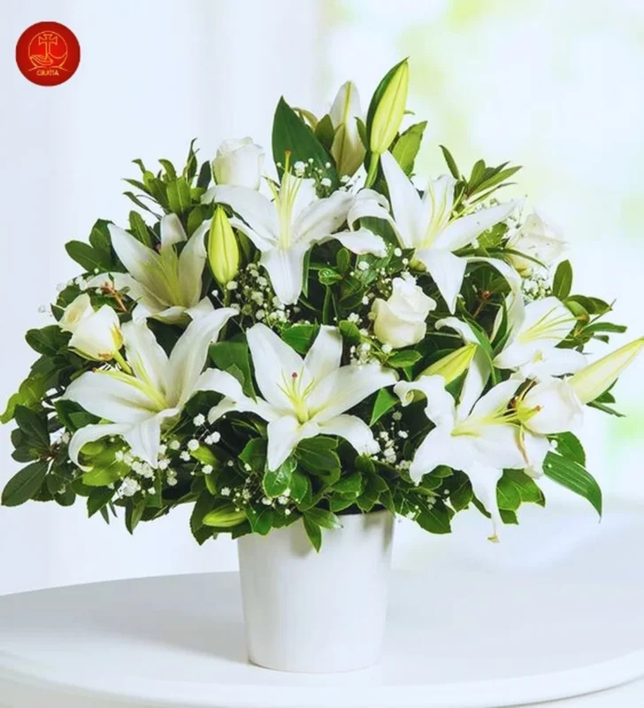 mẫu cắm hoa bàn thờ chúa bằng hoa trắng cần thay nước hằng ngày để giữ độ tươi