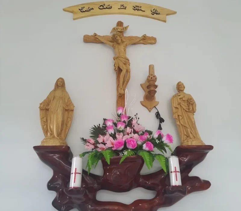 mẫu cắm hoa bàn thờ chúa cần tránh che khuất Thánh Giá và tượng Chúa