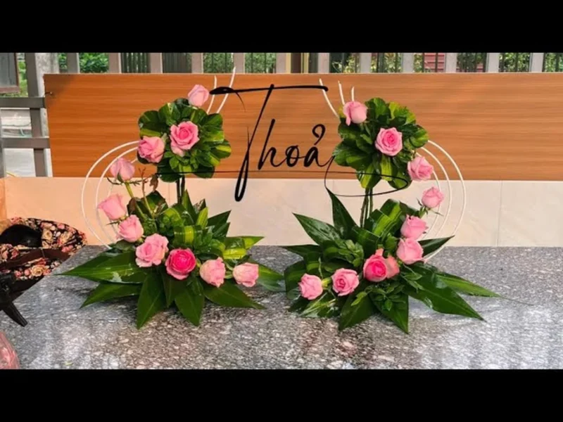 mẫu cắm hoa bàn thờ chúa đơn giản cho gia đình Công Giáo