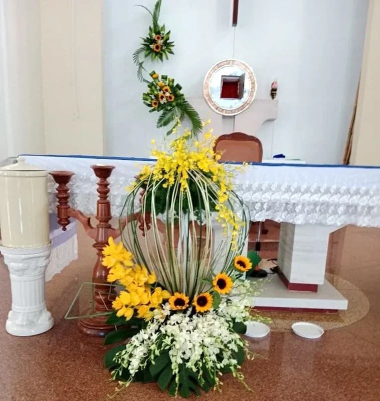 mẫu cắm hoa bàn thờ đẹp bằng hoa hướng dương cho không gian thờ sáng