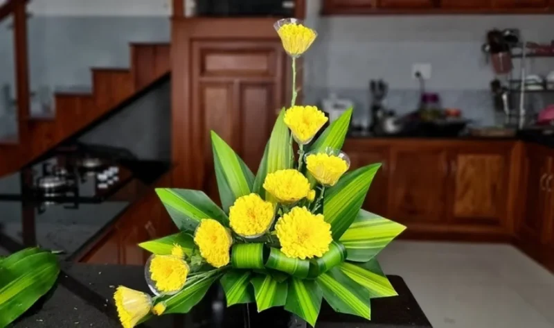 mẫu cắm hoa bàn thờ đẹp với hoa cúc và bố cục đối xứng